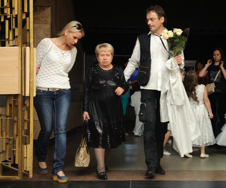 Опасаются реакции: Александре Пахмутовой до сих пор не говорят о смерти Добронравова