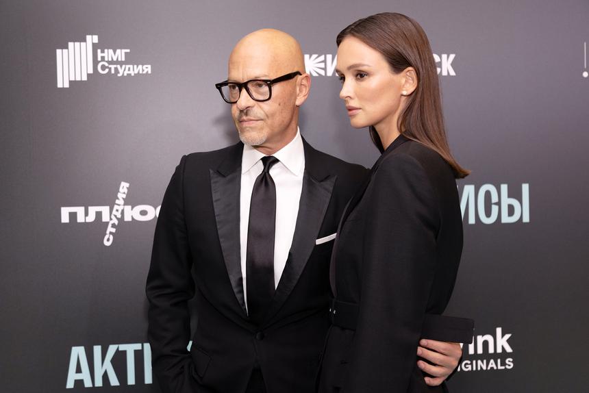 Федор Бондарчук не сводил глаз с жены, пришедшей на премьеру в костюме-тройке