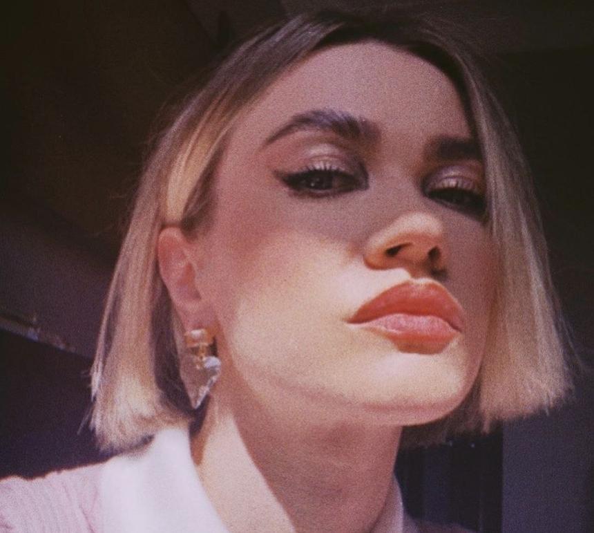 Делала странные вещи: вокалистка группы «Моя Мишель» рассказала о травматичных отношениях