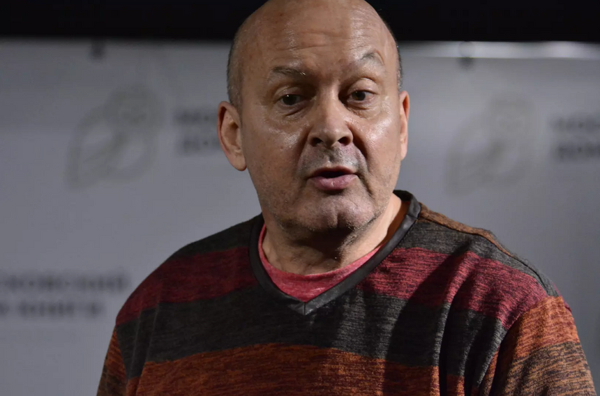 Ждет хозяина: собака Гришечкина не отходит от кровати покойного актера