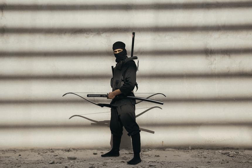 Выскочил с саблей: в Петербурге разыскивают мужчину, разрубившего автомобиль