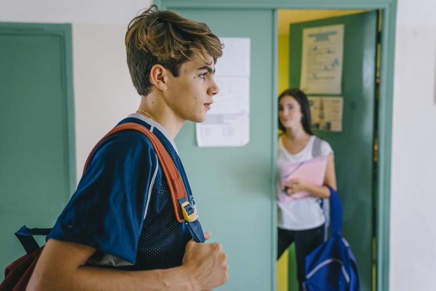 12-летний подросток угрожает учителям и одноклассникам ножом в московской школе