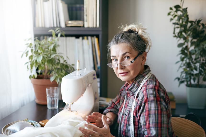 Бабушка хотела продать швейную машинку и перевела фейковому покупателю 1,5 миллиона