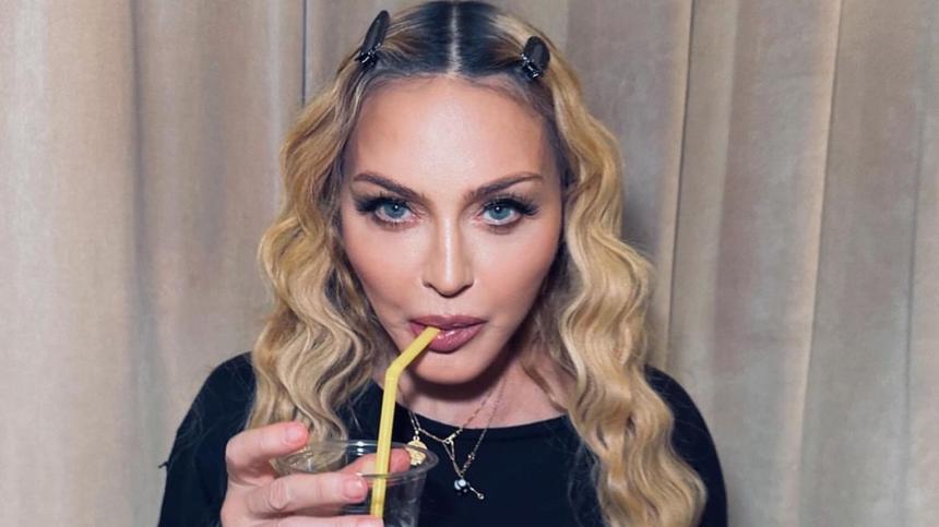 Не узнать: 65-летняя Мадонна появилась на людях без макияжа и с косами