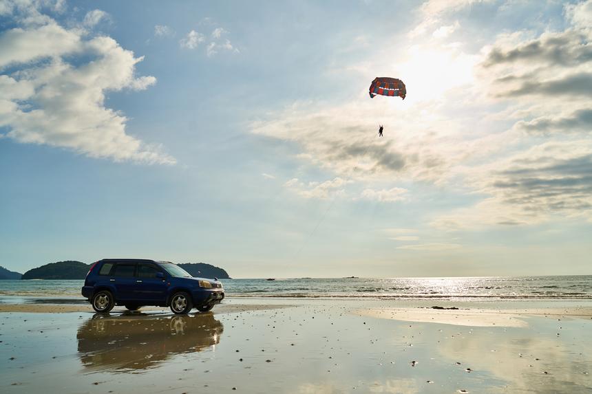 На счету было больше 3700 вылетов: мастер спорта по прыжкам с парашютом разбился насмерть