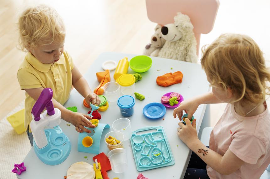 Воспитателей рядом не оказалось: трехлетняя девочка получила сложный перелом в детском саду