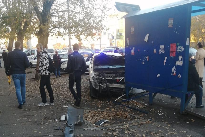 В Барнауле второй раз за неделю автомобиль въехал в остановку с людьми