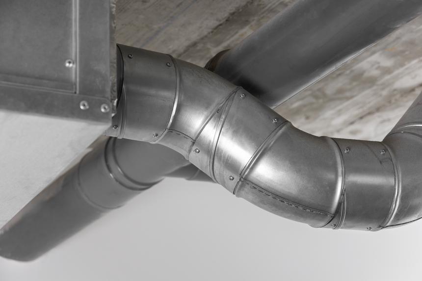 Поток нечистот «смыл» со скамейки студента и преподавателя в колледже