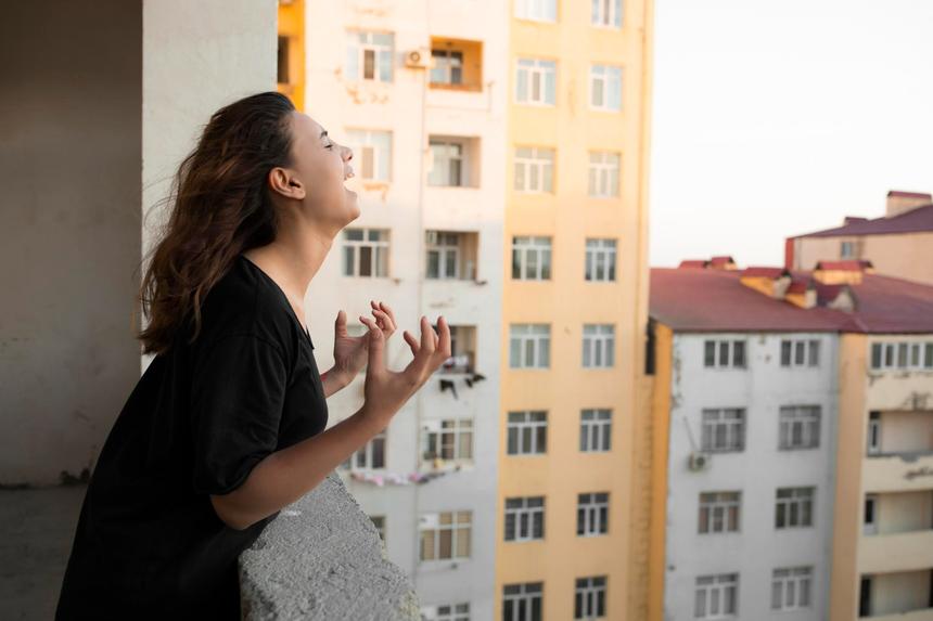 В Москве молодая женщина пыталась вытолкнуть в окно семилетнюю дочь