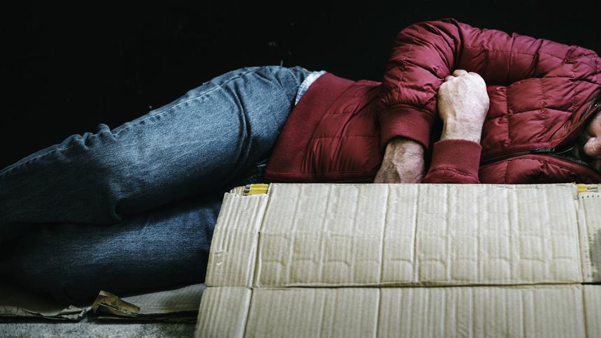 Под Новосибирском мать выгоняет сына-инвалида спать в подъезд и не пускает домой