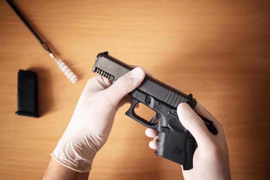 19-летний парень обстрелял со своего балкона здание школы в Петербурге