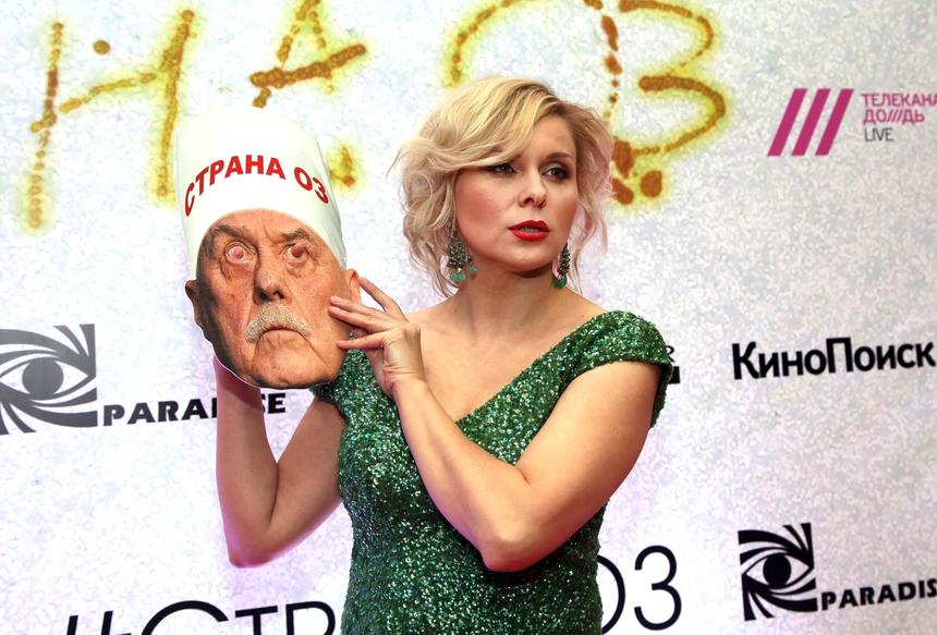 Актриса Яна Троянова прекратила общение с режиссером Авдотьей Смирновой