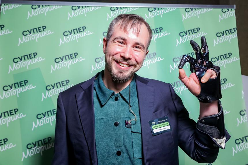 «Вполне возможно играть на гитаре с протезом»: музыкант рассказал о жизни после потери пальцев