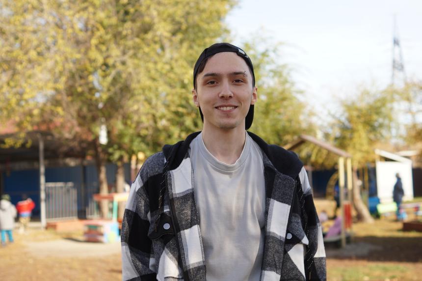 «С детьми каждый день не похож на предыдущий»: зачем российские мужчины идут работать в детские сады и школы