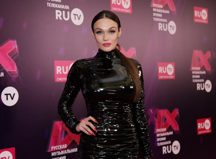 «Я никогда там не была»: телеведущая Алена Водонаева улетает из России