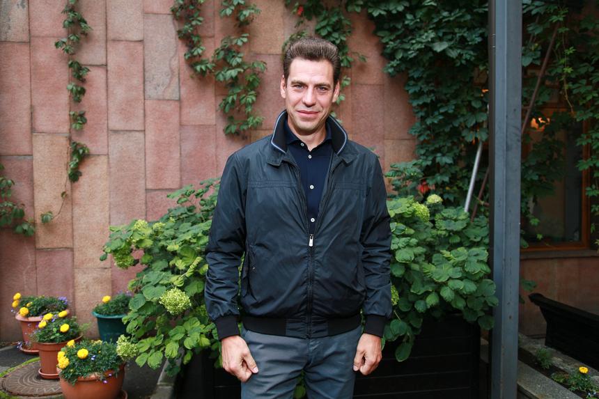 «Слился с толпой»: модная битва звезд «Бригады» Безрукова и Дюжева