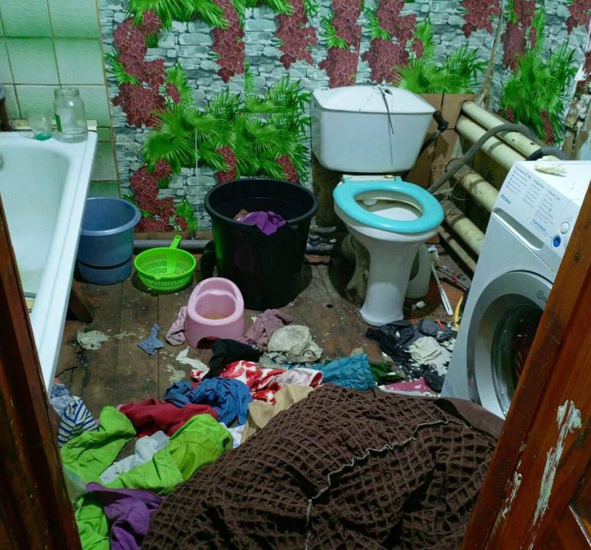 Восьмерых детей оставили одних без еды и тепла с пьяными людьми в Красноярском крае