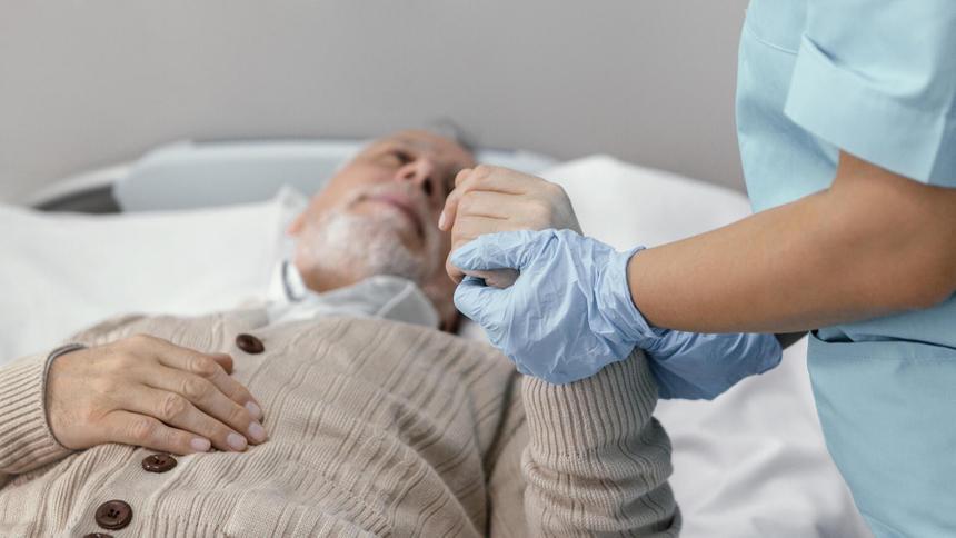 Толпа агрессивных подростков жестоко избила пенсионера