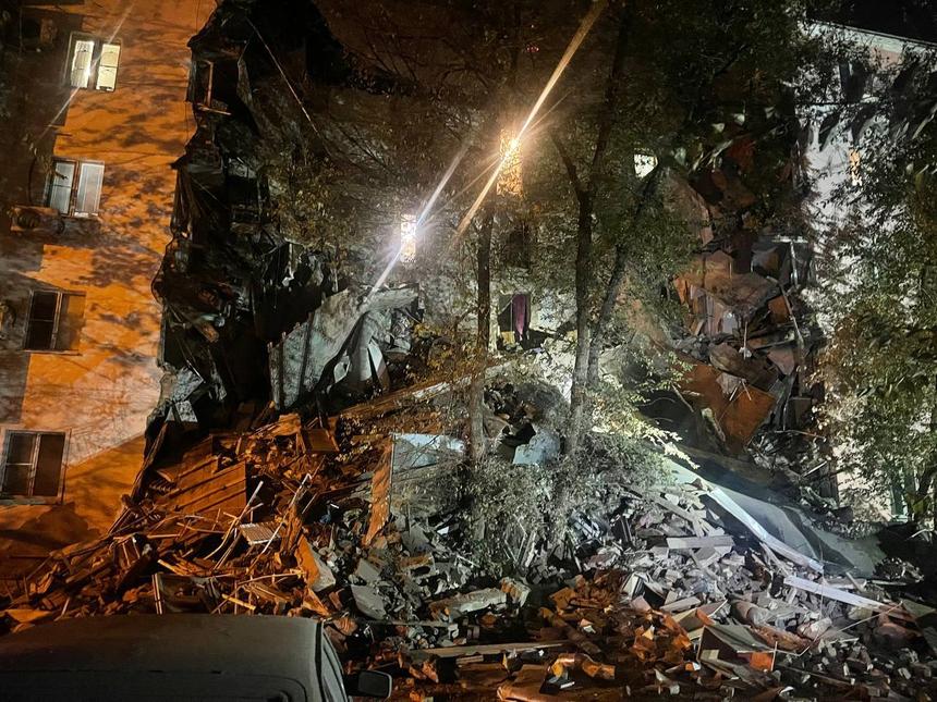 Два подъезда жилого дома обрушились в Астрахани: есть погибшие