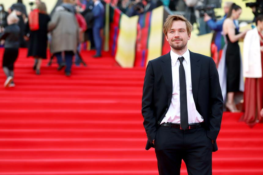 Обнималась со свекровью и позировала перед камерами: Александр Петров вывел молодую жену в свет