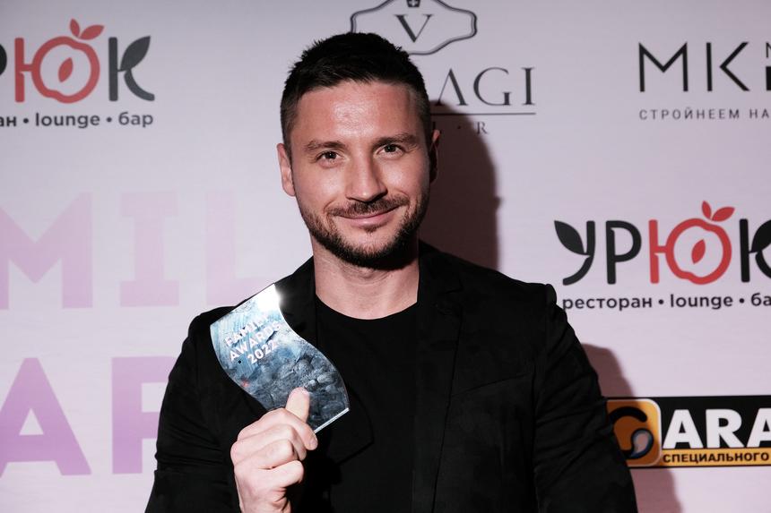 40-летний певец Сергей Лазарев сообщил о проблемах с голосовыми связками