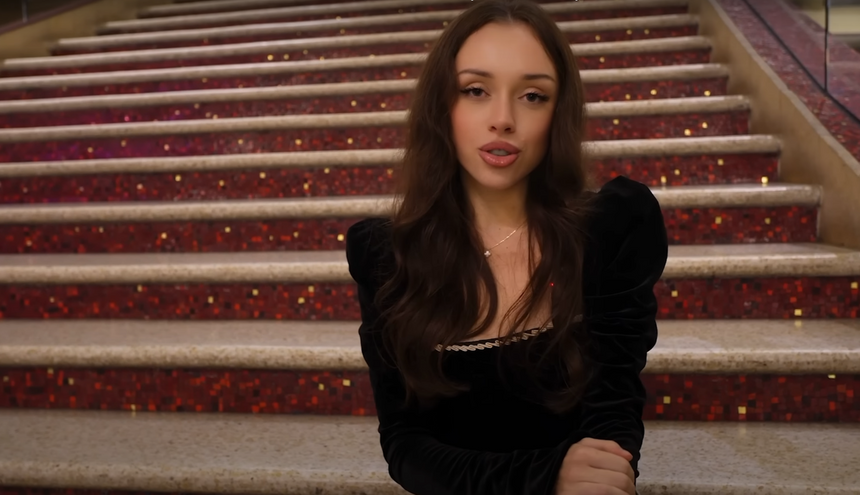 Уличенная в вебкаме бывшая жена Славы Комиссаренко покаялась в Сети и начала новую жизнь