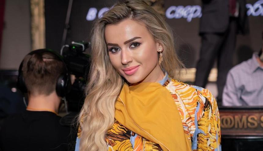 «Все настолько фальшиво»: певица Сара Окс поделилась впечатлениями от похода на «Голубые огоньки»