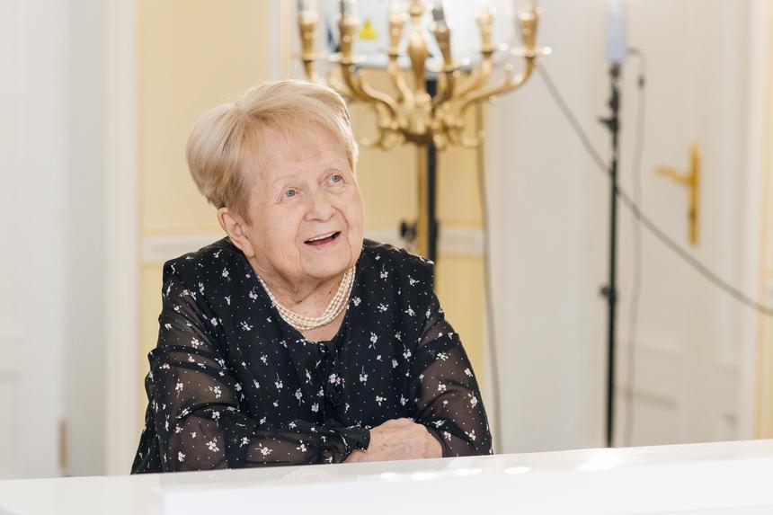 Пахмутова встретилась с воспитанниками детских домов в подмосковном санатории