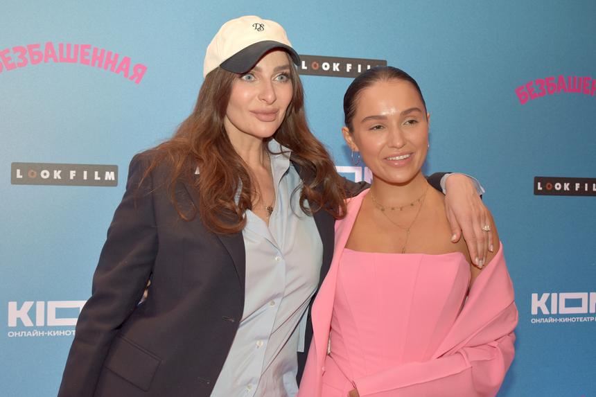 Скрыла живот: Екатерина Варнава выбрала неожиданный стиль для похода в театр