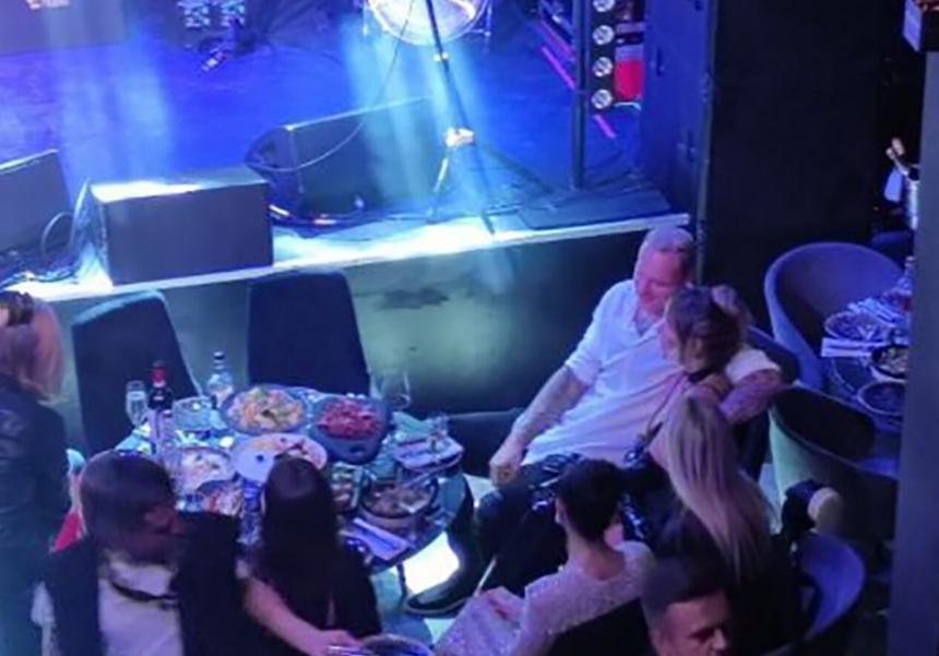 Анну Седокову заметили в объятиях мужа Яниса Тиммы в Москве