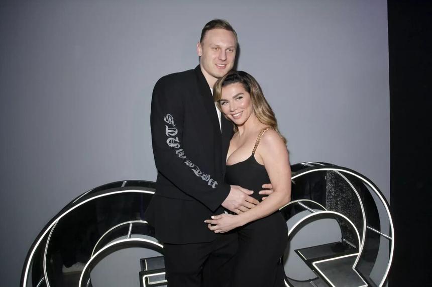 Анну Седокову заметили в объятиях мужа Яниса Тиммы в Москве