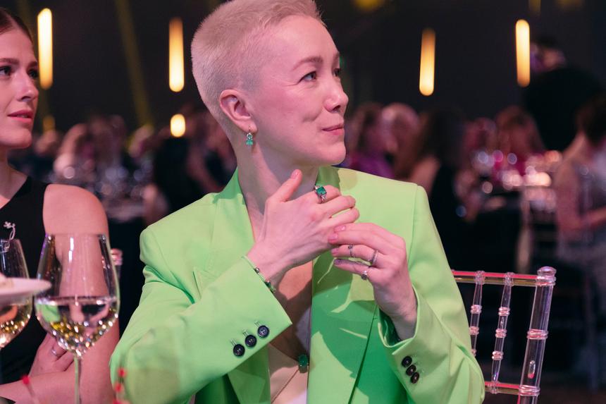 Поцеловал на глазах у гостей: Дарья Мороз и продюсер Антон Калинкин нежно держались за руки на кинофестивале