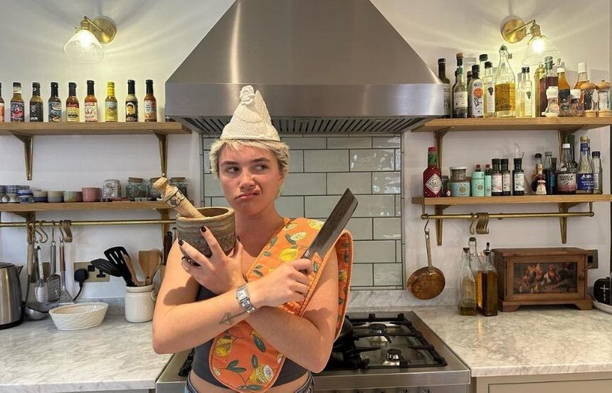 Актрисе «Оппенгеймера» Флоренс Пью бросили креветкой в лицо