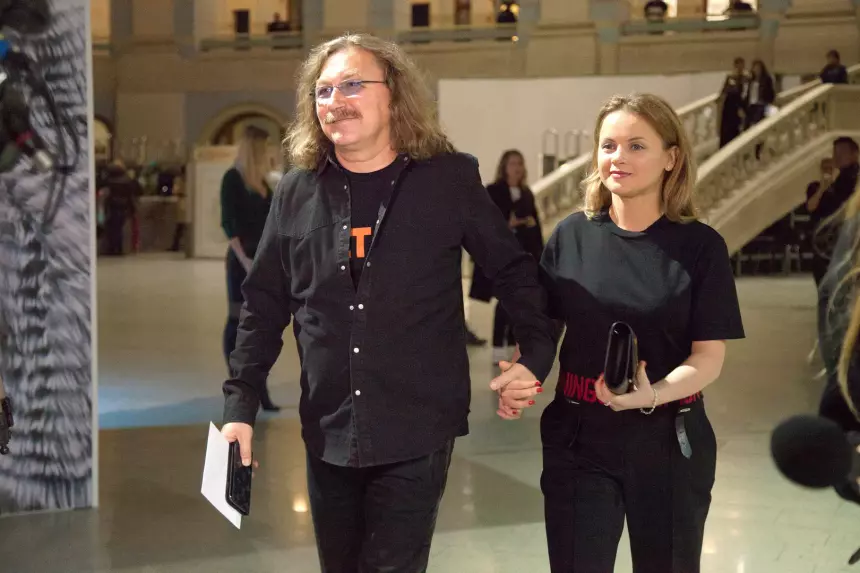 Молодая жена Игоря Николаева поразила внешним видом после критики образа в очках