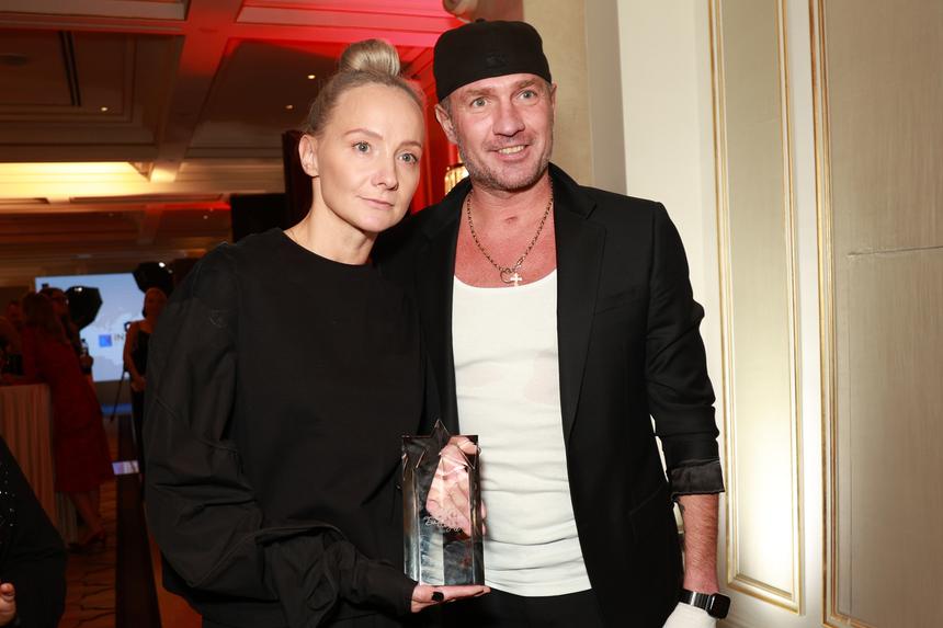 «Выскочила. Надо крепче привязывать»: Костомаров сыграл в теннис с призером Олимпийских игр