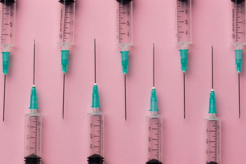 Предстоят проверки у врачей: известна дальнейшая судьба девочки, уколовшейся шприцом наркомана в машине каршеринга