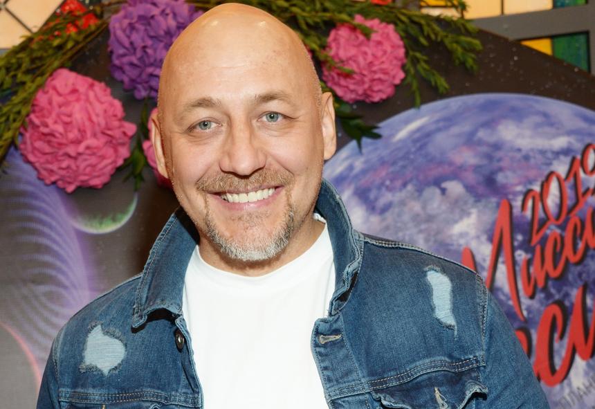 Телеведущий Алексей Куличков показал кадры с тайной свадьбы с молодой женой