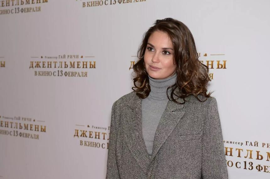 «Побольше!»: Агата Муцениеце ела красную икру прямо из ведра