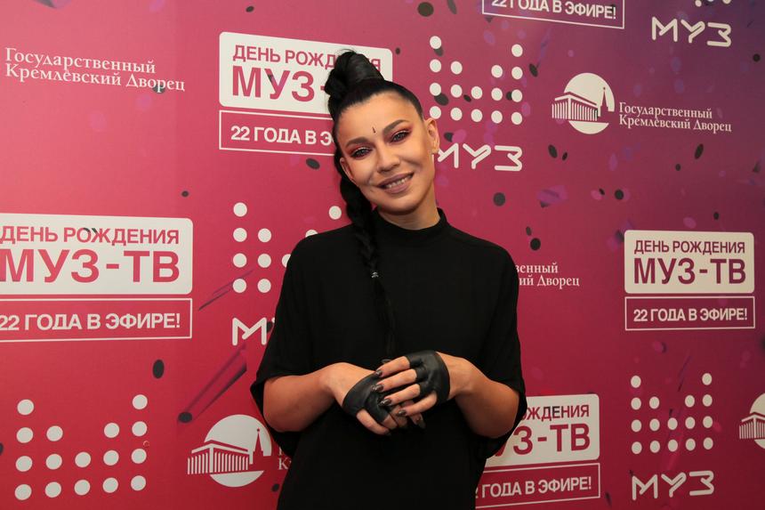 Была ли пластика: хирург прокомментировал изменения во внешности певицы Ёлки