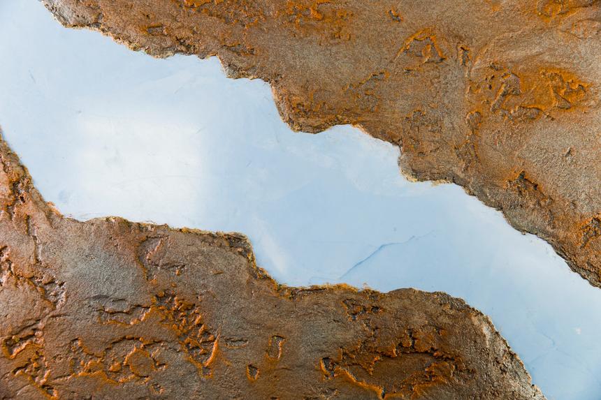 В Новосибирске девочка упала в огромную яму и больше двух часов пролежала в ожидании помощи