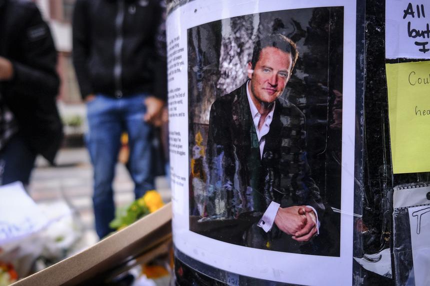 Приклеивал руки к коленям: как Мэттью Перри пытался завязать с наркотиками