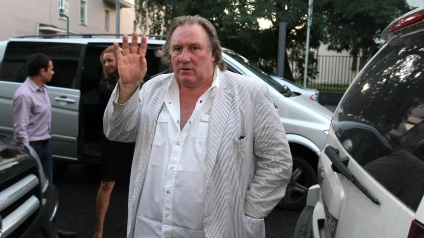 Пьер Ришар, Карла Бруни и еще 48 деятелей культуры Франции выступили в защиту Депардье