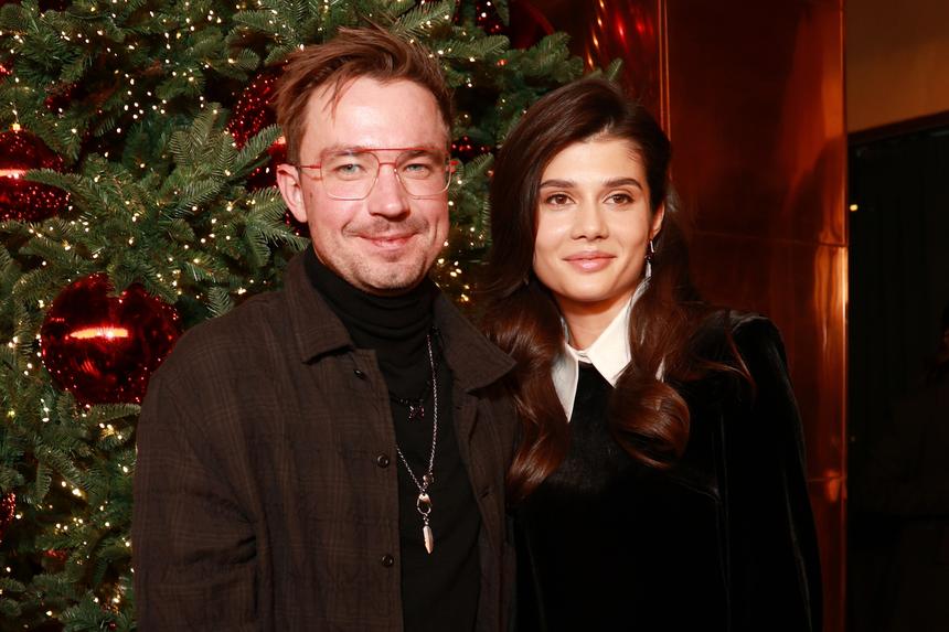 Как на самом деле Александр Петров познакомился с женой: историю любви рассказали друзья актера