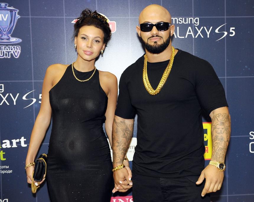 В предвкушении Нового года: Оксана Самойлова станцевала в колпаке Деда Мороза