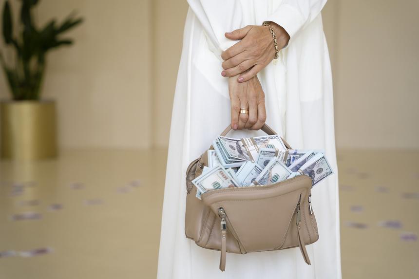 Продала машину и взяла шесть кредитов: россиянка стала жертвой мошенников