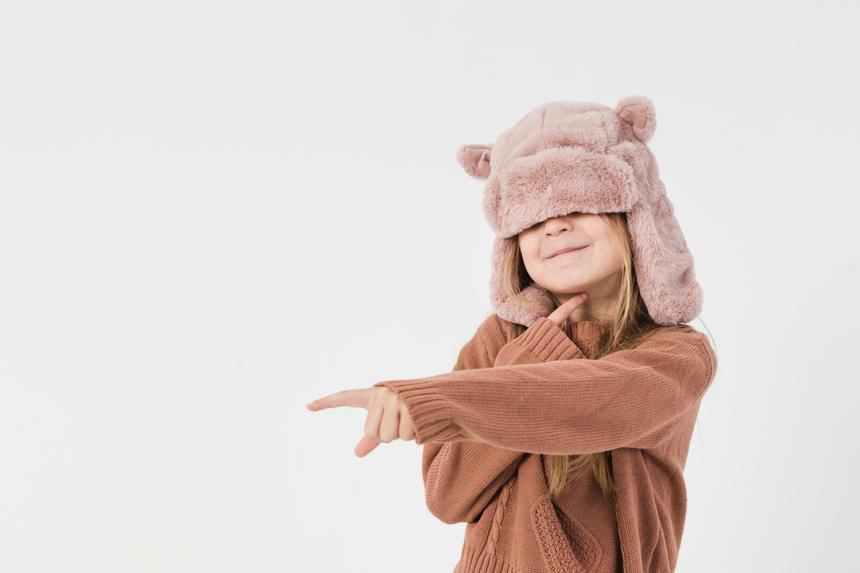 SHOT: в Москве ребенок поранил голову после примерки детской шапки