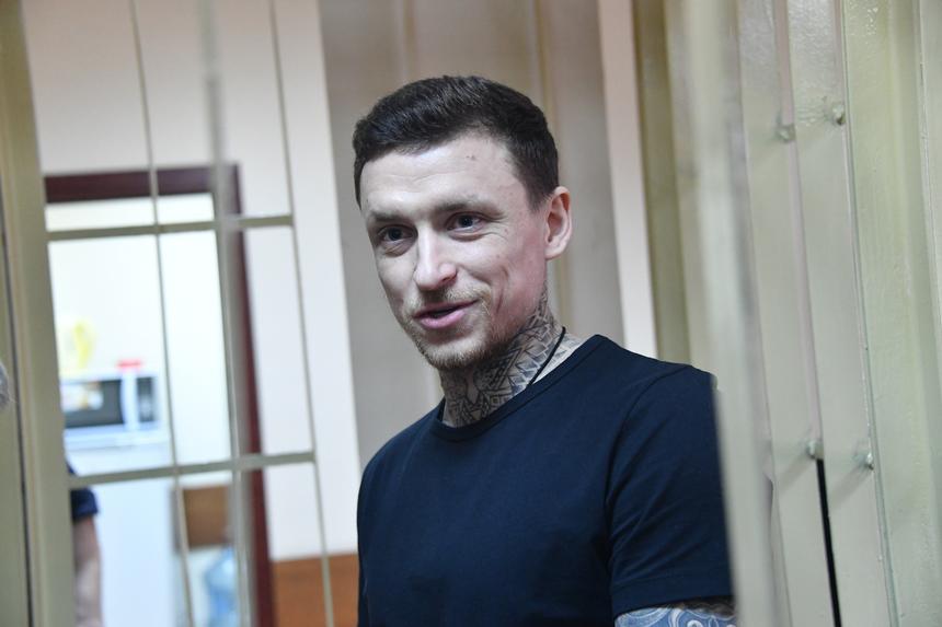 Кричал и матерился: экс-футболист Павел Мамаев устроил дебош в самолете из-за коляски для ребенка