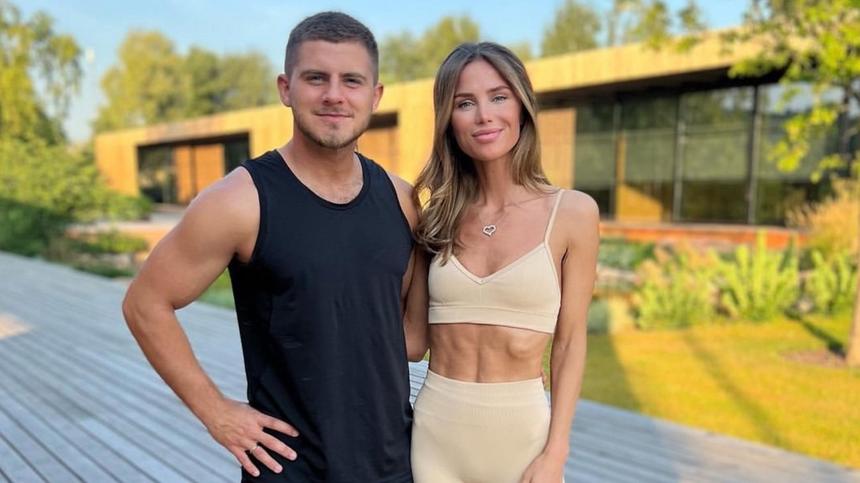 «Набрала 11 килограммов»: муж Алексы показал певицу в неприглядном виде