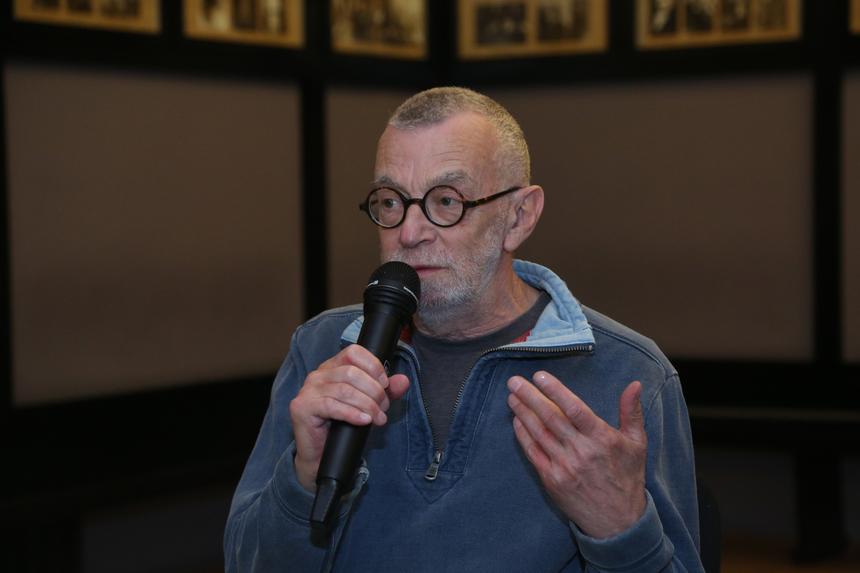 Умер поэт Лев Рубинштейн, сбитый машиной недалеко от своего дома