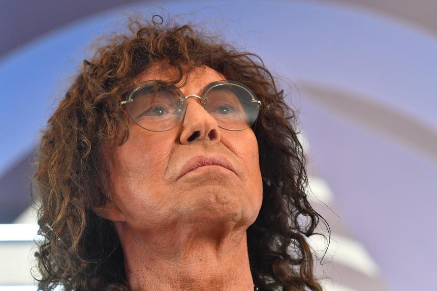 Исхудавший и изможденный тяжелой болезнью Леонтьев впервые за два года вышел на сцену